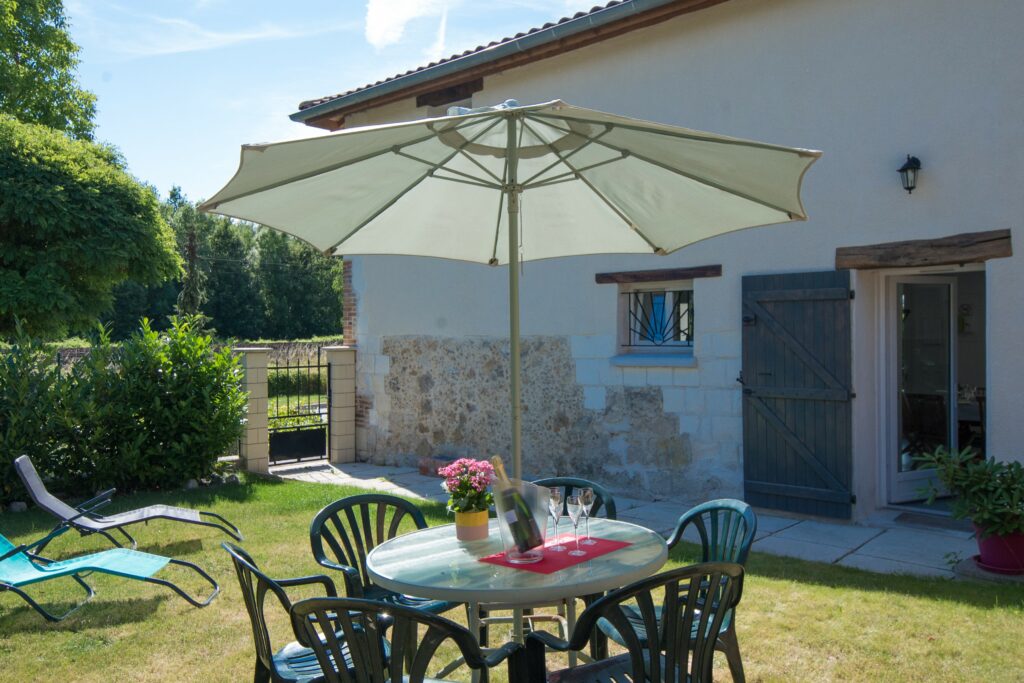 Jardin avec table et parasol
